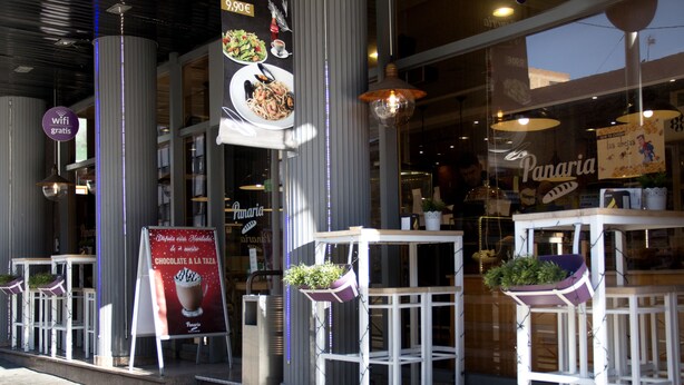 A restaurant with outdoor seating, a menu board, and a sign offering free WiFi. - Erase un Hotel (Madrid)