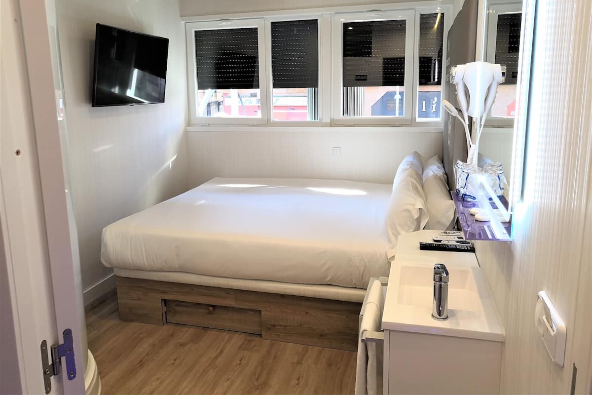 Quarto casal (Small) | Frigobar, escrivaninha, quartos à prova de som, Wi-Fi de cortesia
