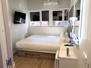 Minibar, escritorio, sistema de insonorización y wifi gratis 