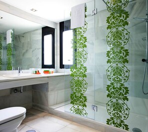 Articles de toilette gratuits, sèche-cheveux, bidet