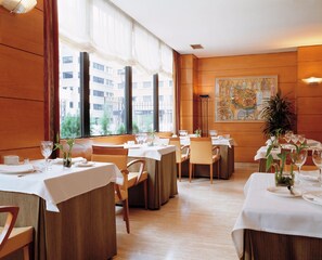 Breakfast and lunch served, Spanish cuisine - Suites Prisma (Madrid)