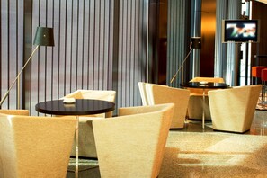 Lobby sitting area - Suites Prisma (Madrid)