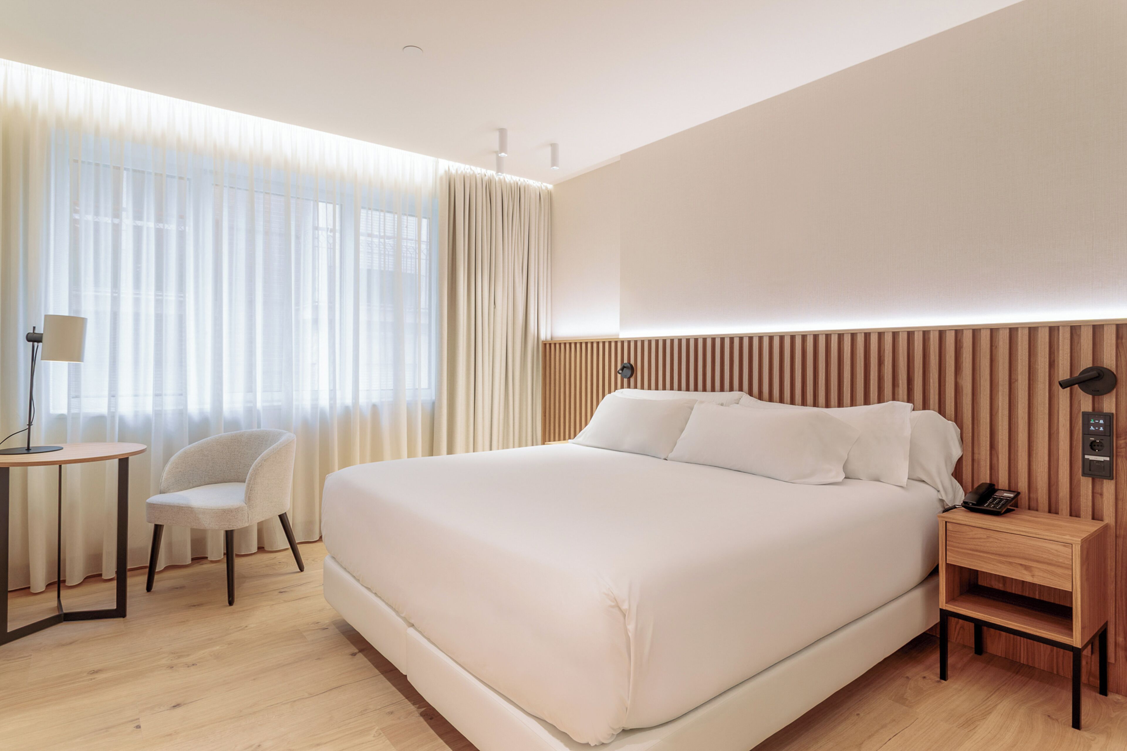 Cubrecamas, minibar, caja de seguridad en la habitación y escritorio 