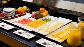 Petit déjeuner buffet (14 EUR par personne)