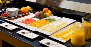 Ein reichhaltiges Buffet mit Obst, Gemüse und Säften.