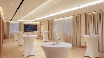 Sarapan, makan tengah hari, makan malam dihidangkan; masakan tempatan