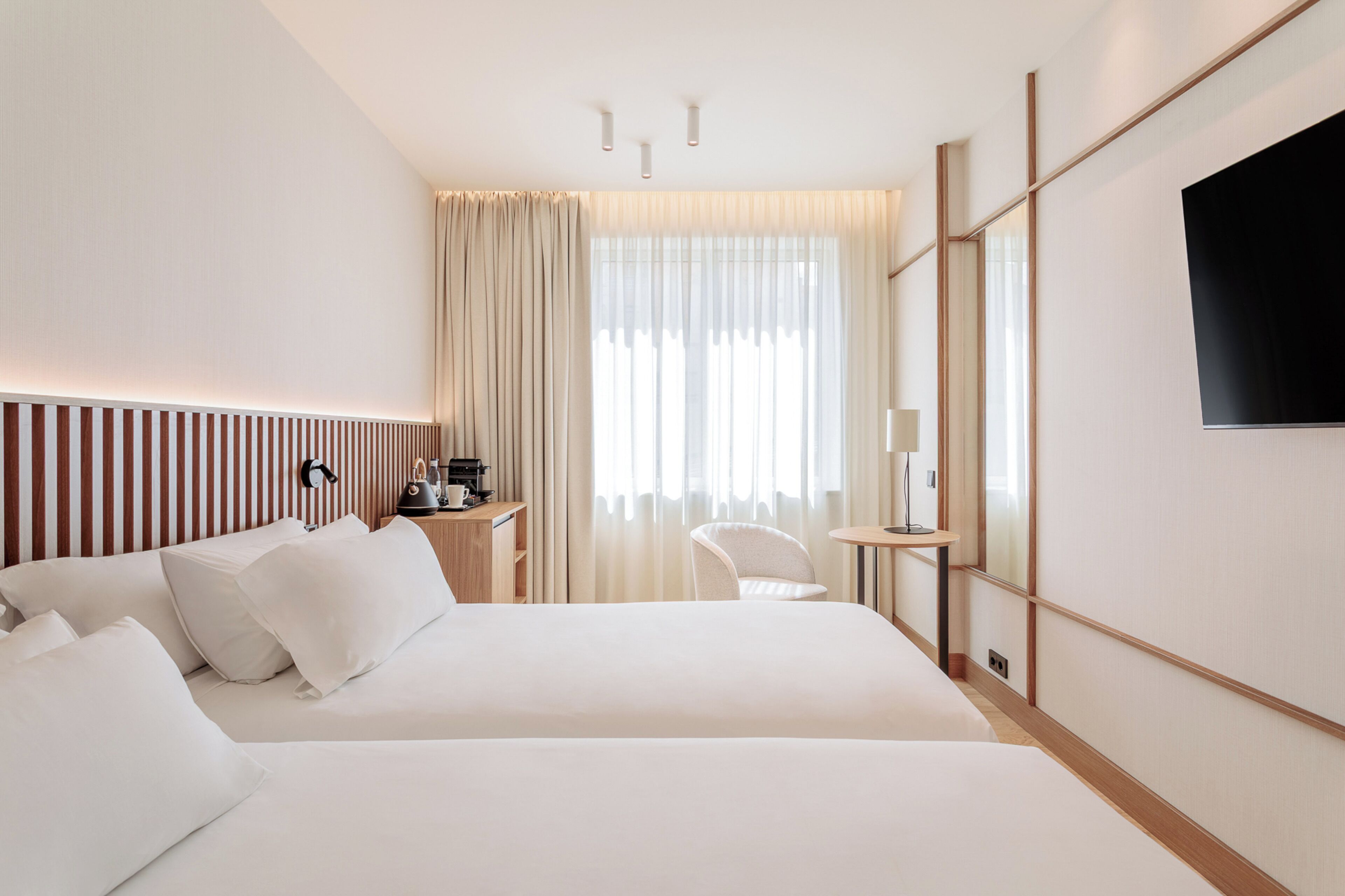 Cubrecamas, minibar, caja de seguridad en la habitación y escritorio 