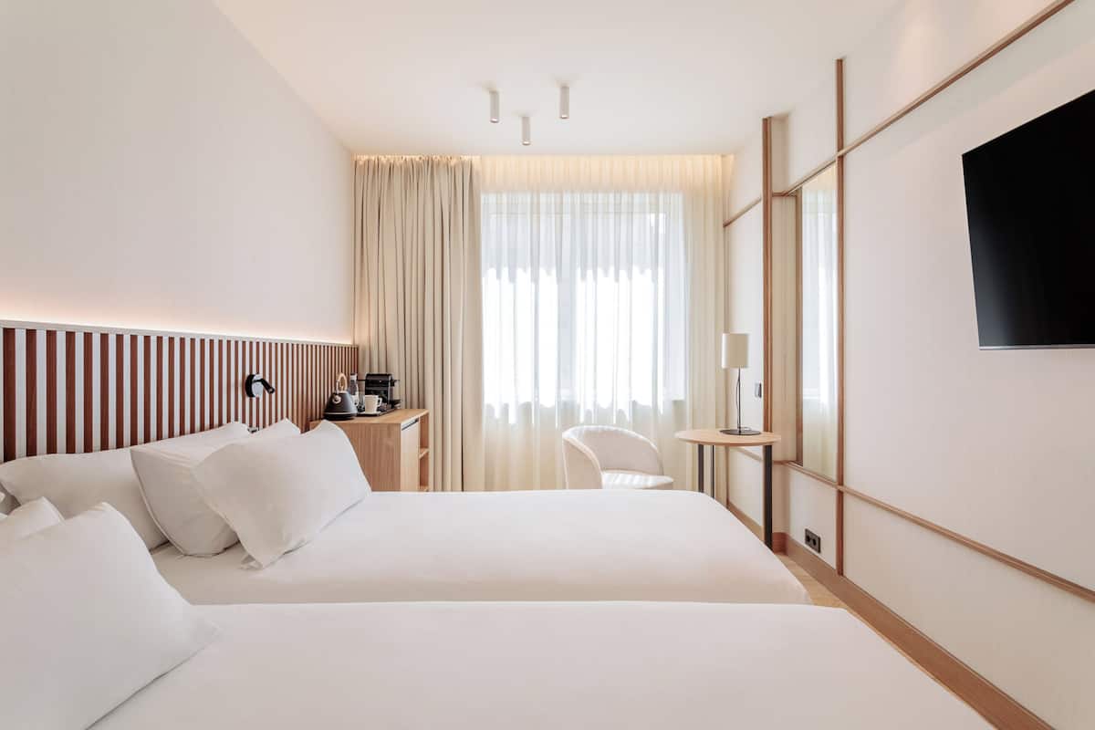 Cubrecamas, minibar, caja de seguridad en la habitación y escritorio