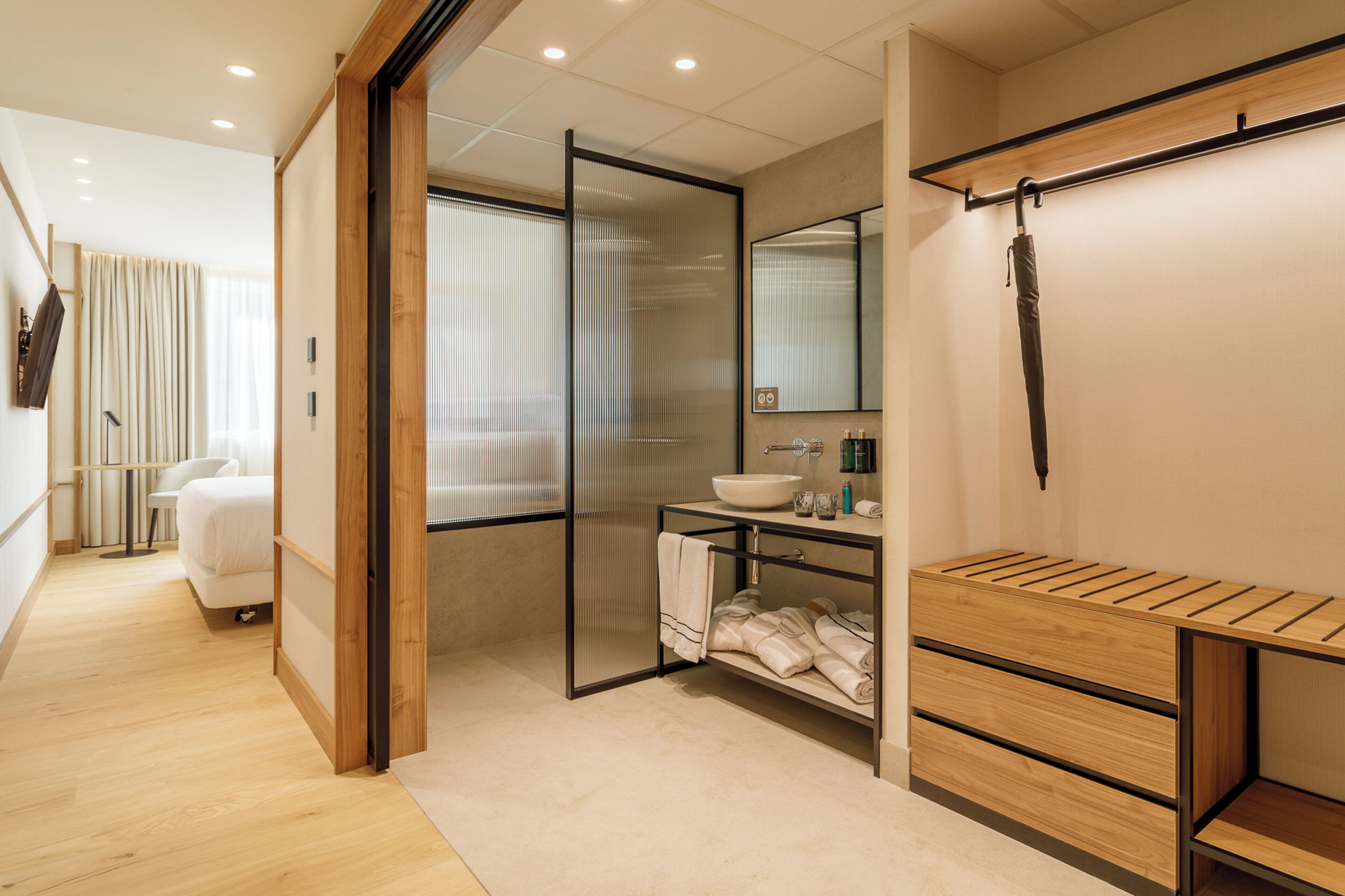 Premium kamer | Badkamer | Een haardroger, handdoeken, zeep, shampoo