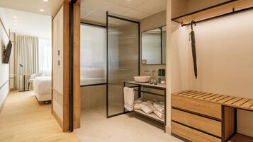 Premium kamer | Badkamer | Een haardroger, handdoeken, zeep, shampoo