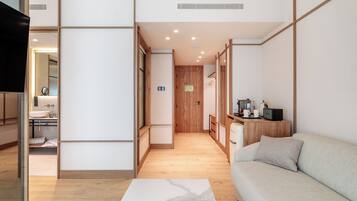 Donzen dekbedden, een minibar, een kluis op de kamer, een bureau