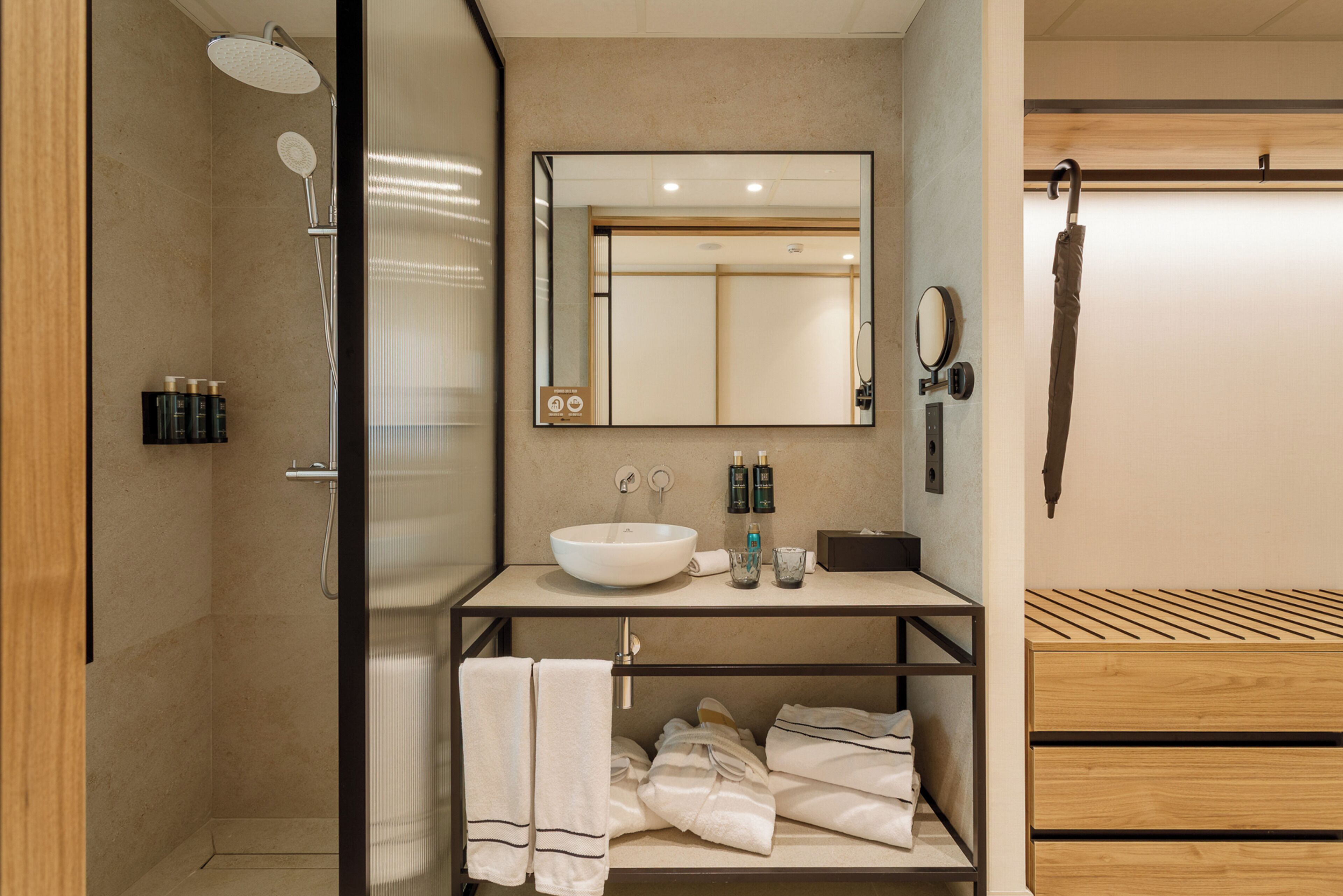 Chambre Premium | Salle de bain | Sèche-cheveux, serviettes fournies, savon, shampoing