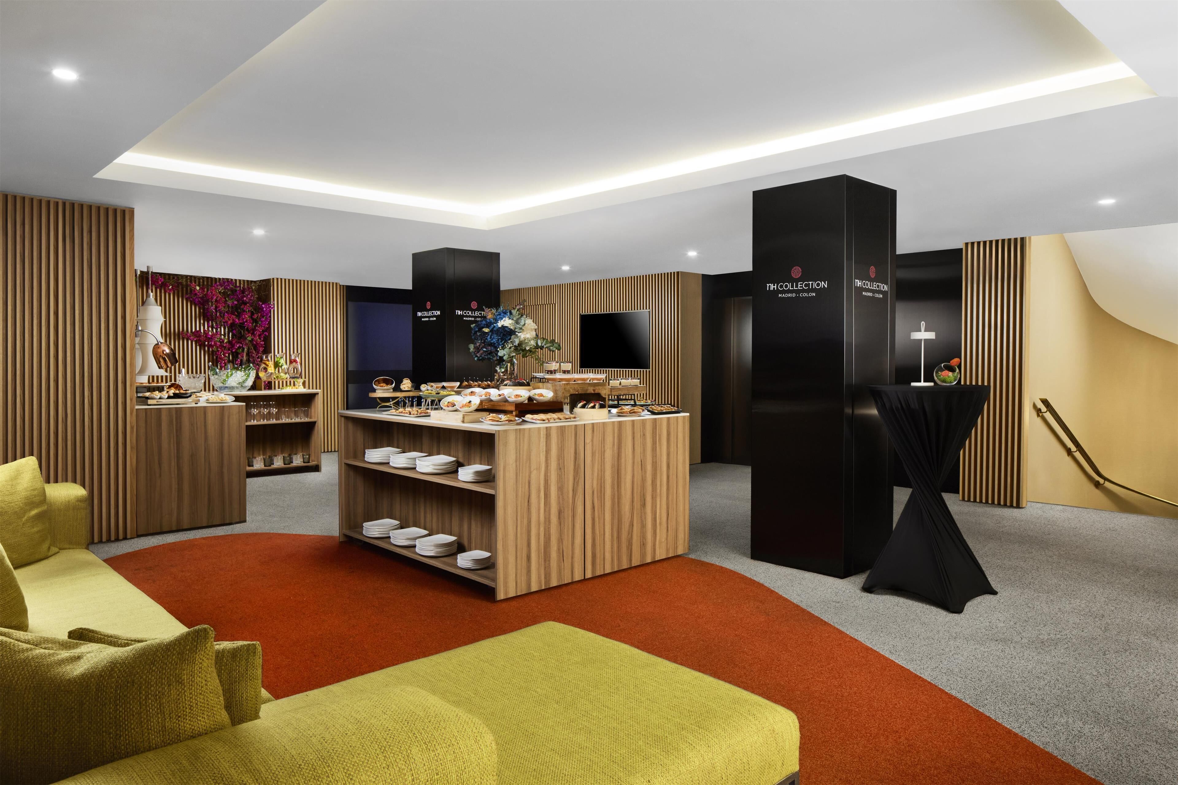 Recepció d'hotel moderna, amb taulell d'informació, zona de seients i presentació de serveis.