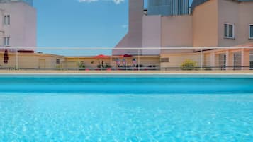 Sesongbasert utendørsbasseng og bassengparasoller