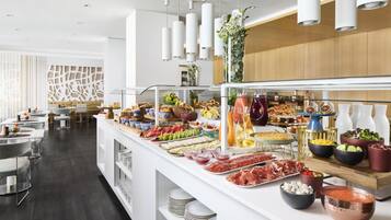 Buffet breakfast for a fee on weekdays