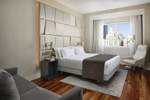 Minibar, in-room safe, desk, laptop workspace - NH Collection Madrid Colón (Madrid)