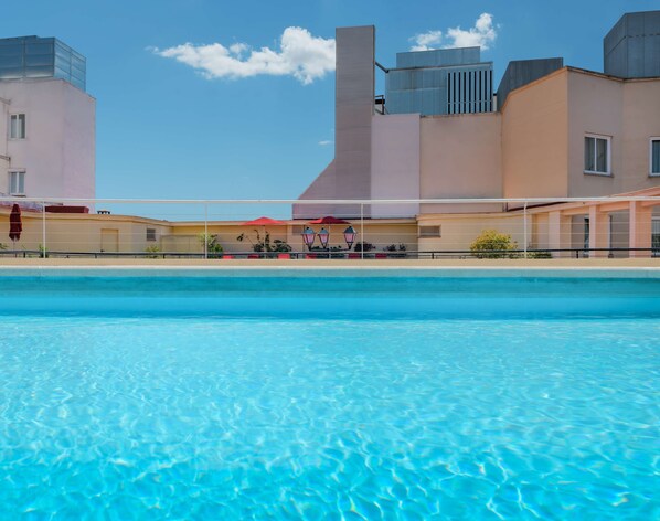 Seasonal outdoor pool, pool umbrellas