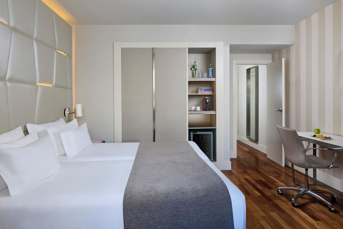 Minibar, coffres-forts dans les chambres, bureau