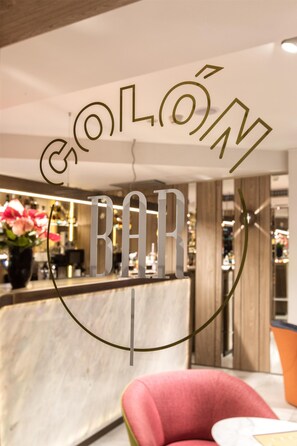 Bar (trong khuôn viên)