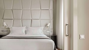 1 chambre, minibar, coffres-forts dans les chambres, bureau