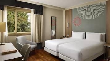 Edredones de plumas, caja fuerte, escritorio y cortinas opacas