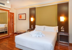 Down comforters, in-room safe, desk, blackout drapes