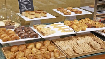 Se ofrece un desayuno bufé todos los días (por un coste adicional)