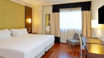 Edredones de plumas, caja fuerte, escritorio y cortinas opacas