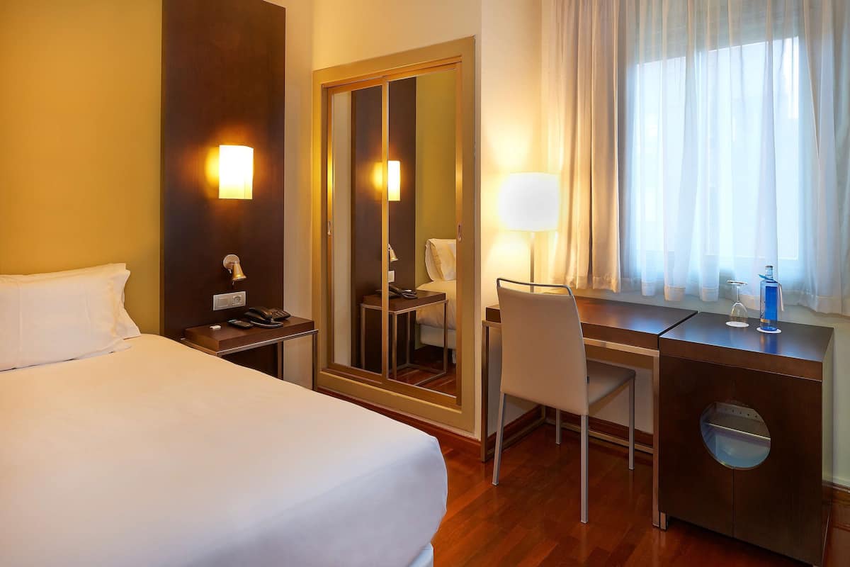 Edredón, caja de seguridad en la habitación y escritorio