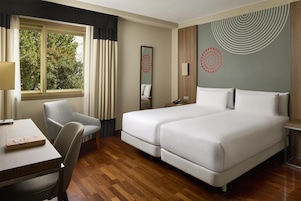 Edredons de pluma, cofres nos quartos, escrivaninha, cortinas blackout