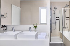 Bruser, designertoiletartikler, hårtørrer, håndklæder