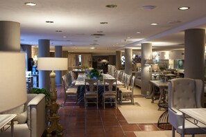 Desayuno buffet diario (EUR 16 por persona)