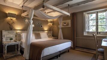 Suite (2 Adults + 1 Child) | Een minibar, een kluis op de kamer, een bureau, geluiddichte muren