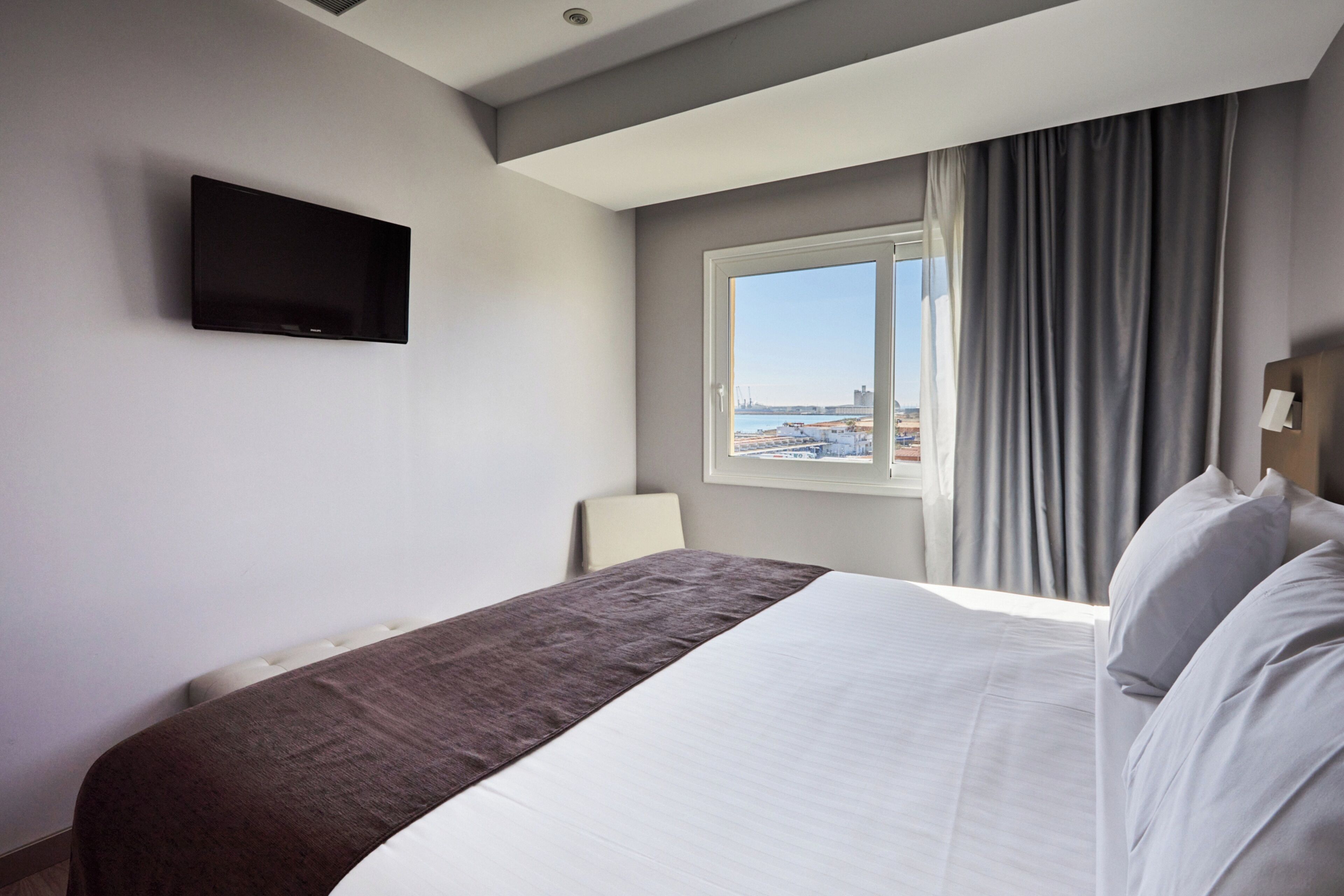 junior suite deluxe | minibar, in-room safe, individually decorated, desk