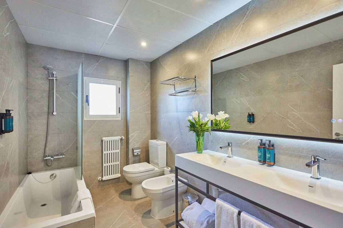 family room | bathroom | eco-friendly toiletries, hair dryer, towels
