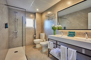 Habitación familiar | Baño | Amenidades de baño ecológicas, secadora de cabello, toallas