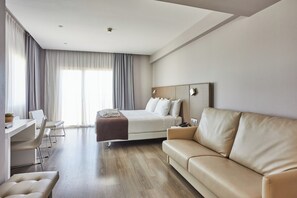 Silken Club Deluxe | 1 bedroom, minibar, in-room safe, individually decorated