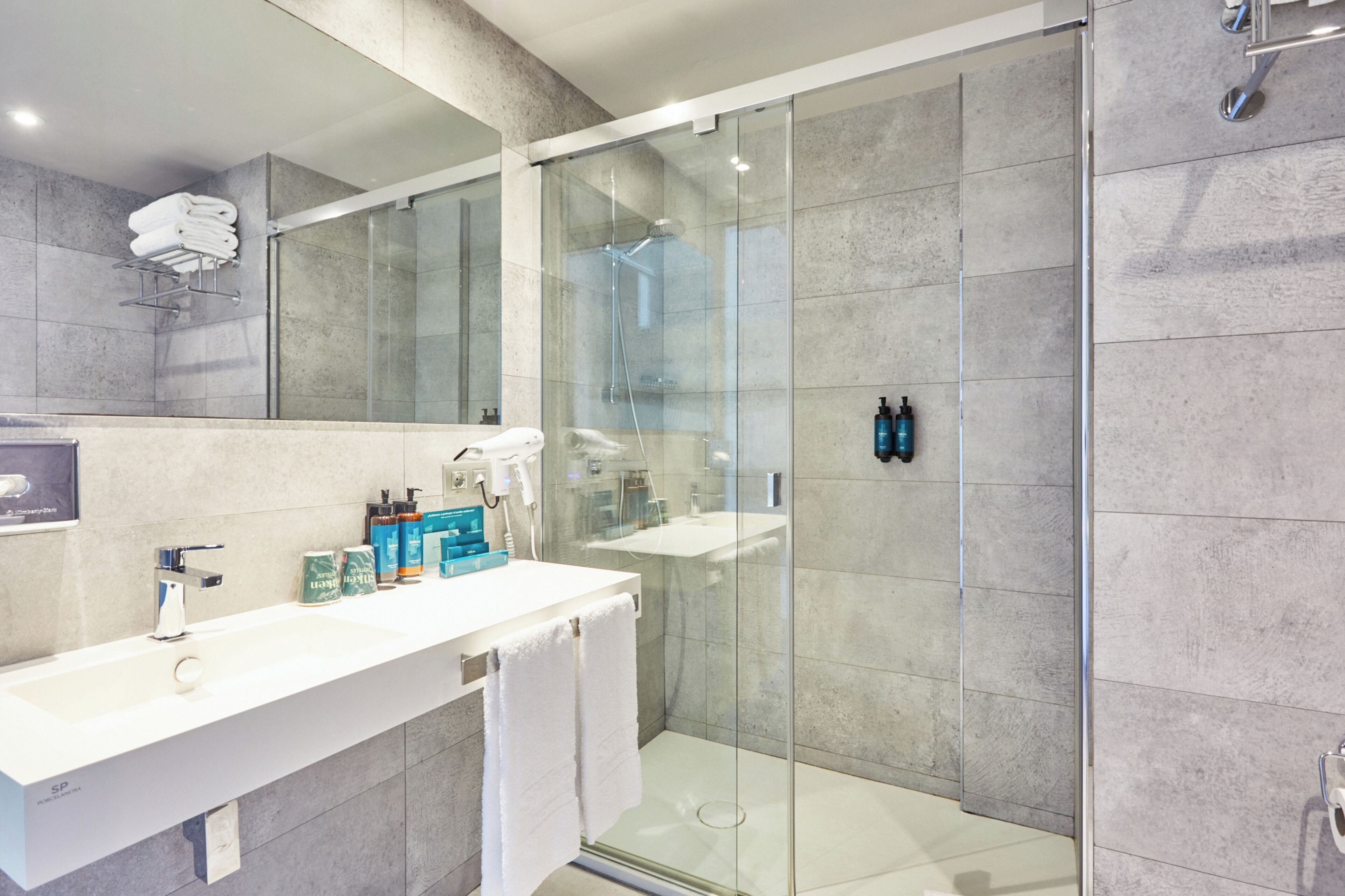 habitación estándar deluxe | bathroom | eco-friendly toiletries, hair dryer, towels