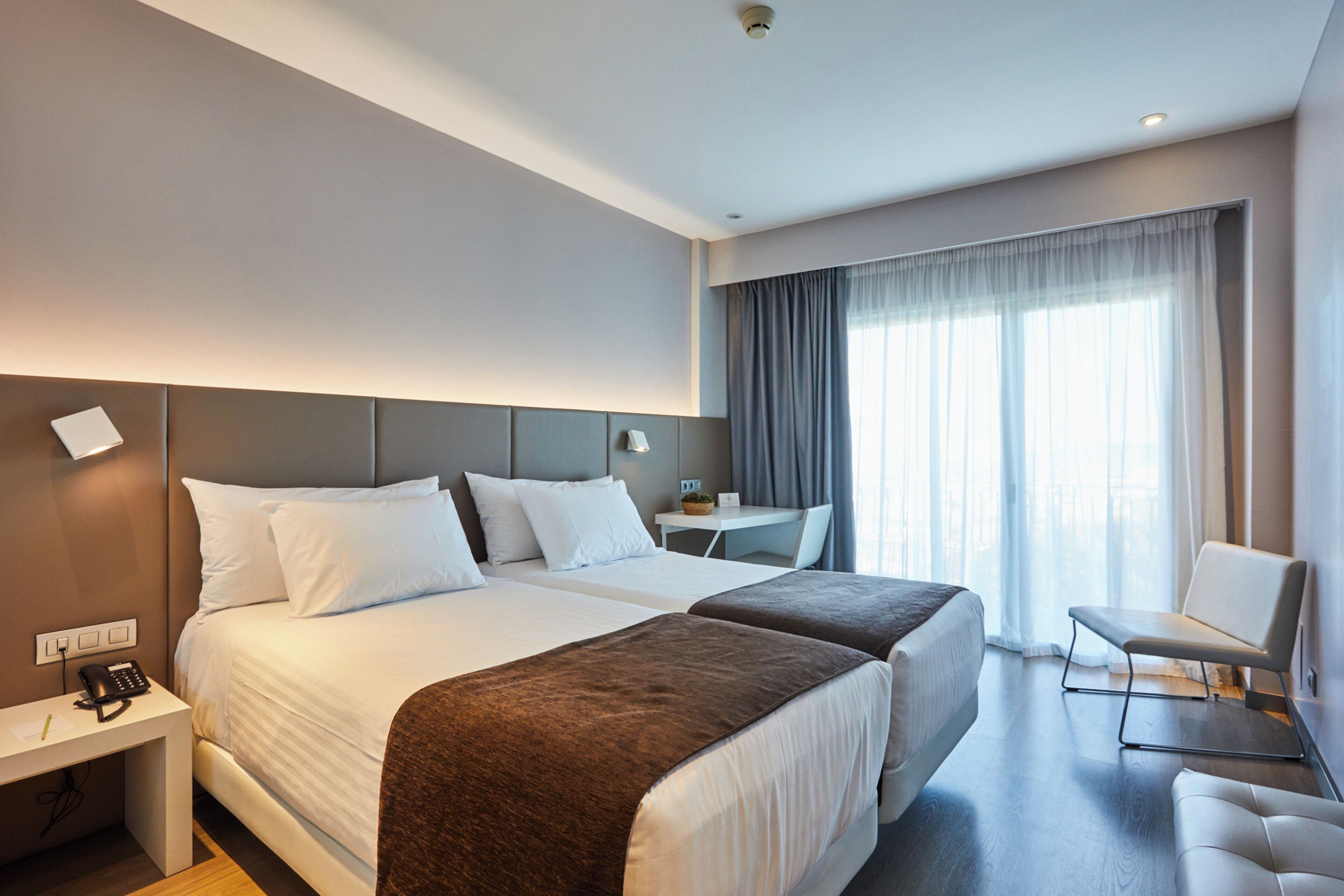 Habitación Estándar Deluxe | Frigobar, cofres nos quartos, individualmente decorados, escrivaninha