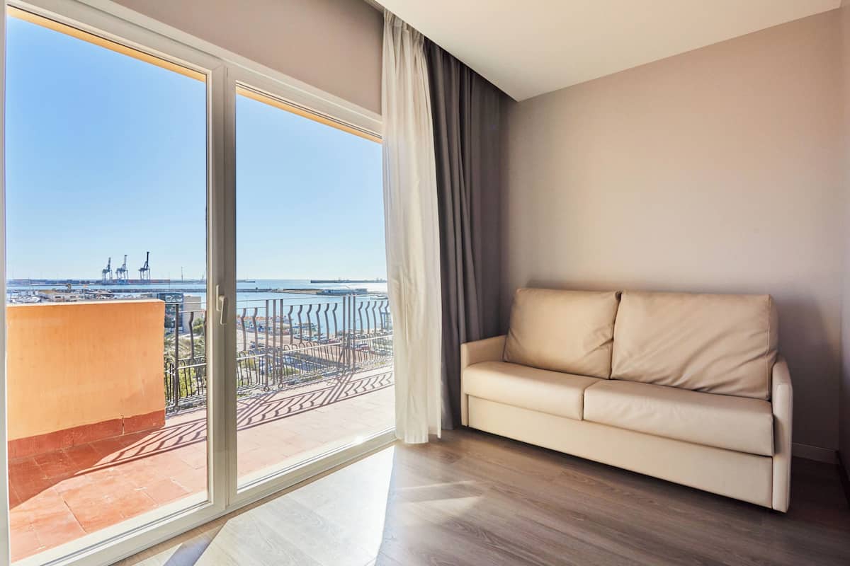 junior suite deluxe | minibar, in-room safe, individually decorated, desk