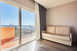 Junior Suite Deluxe | Minibar, in-room safe, individually decorated, desk