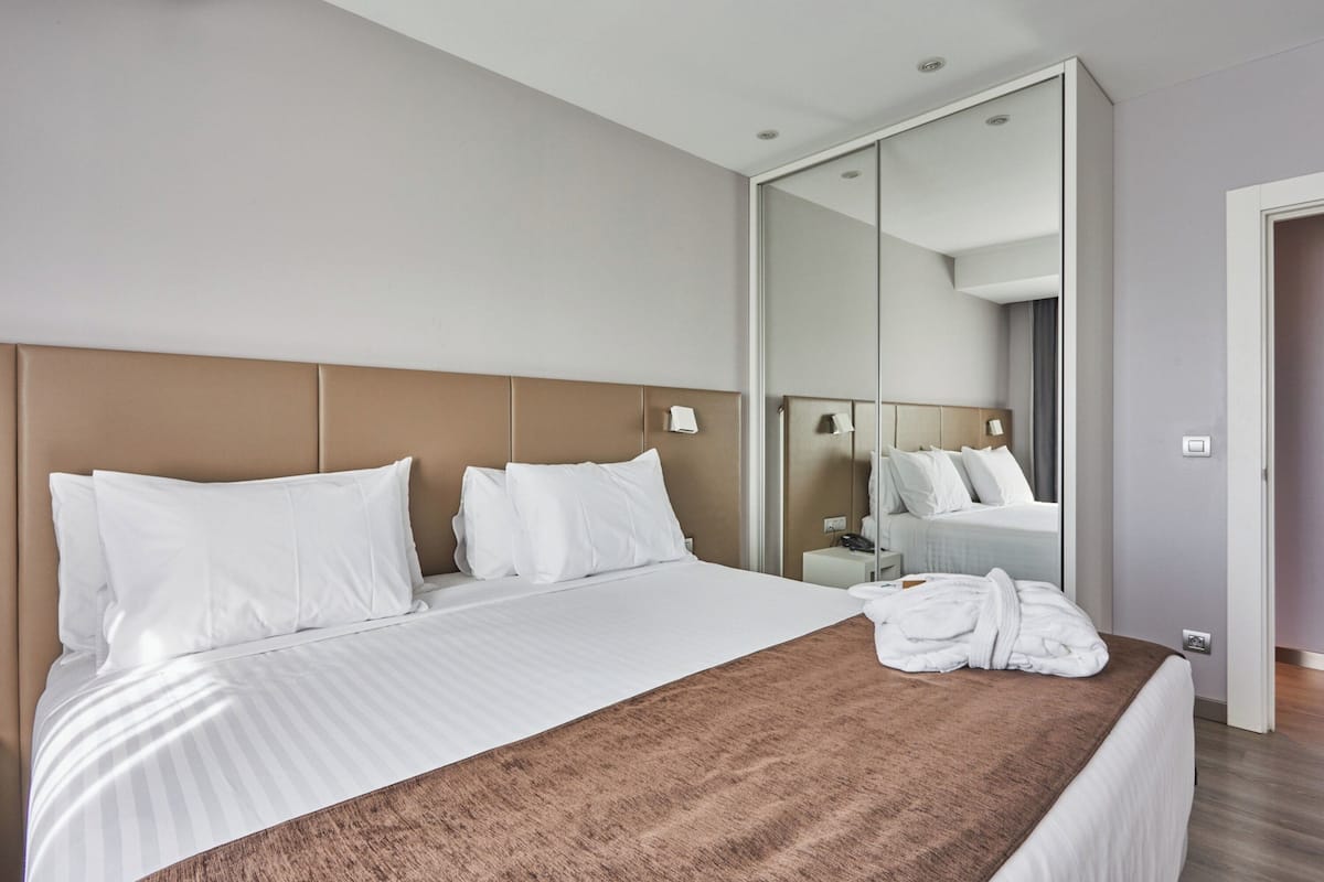 Junior Suite Deluxe | 1 bedroom, minibar, in-room safe, individually decorated
