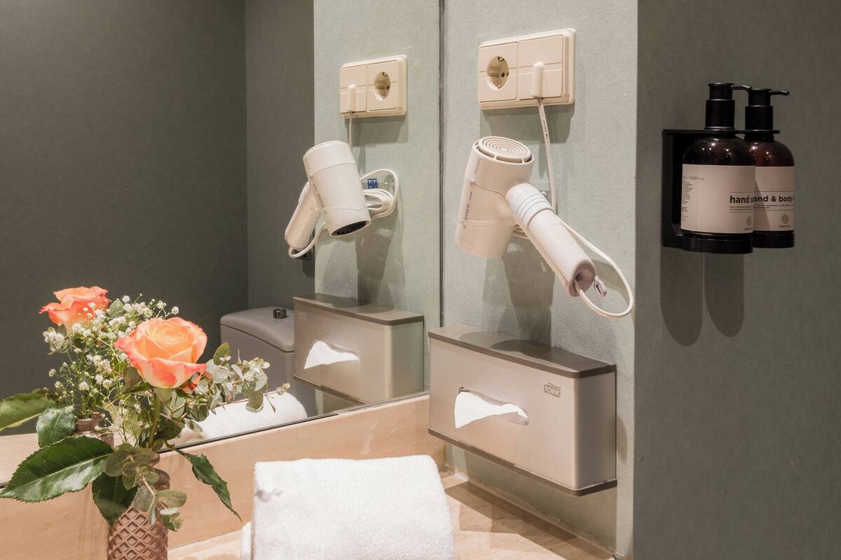 standard single room | bathroom | combined shower/bathtub, eco-friendly toiletries, hair dryer, towels