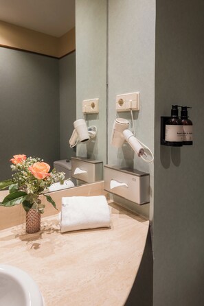 Chambre Simple Standard | Salle de bain | Ensemble douche/baignoire, articles de toilette écologiques