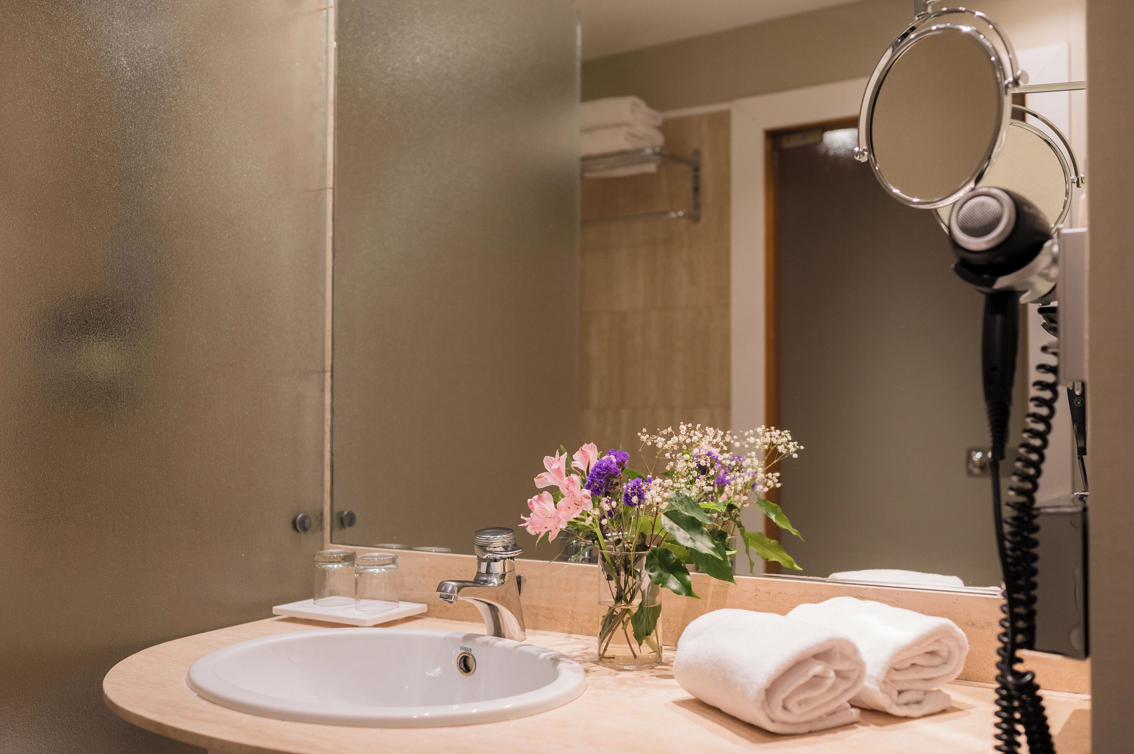combined shower/bathtub, eco-friendly toiletries, hair dryer, towels