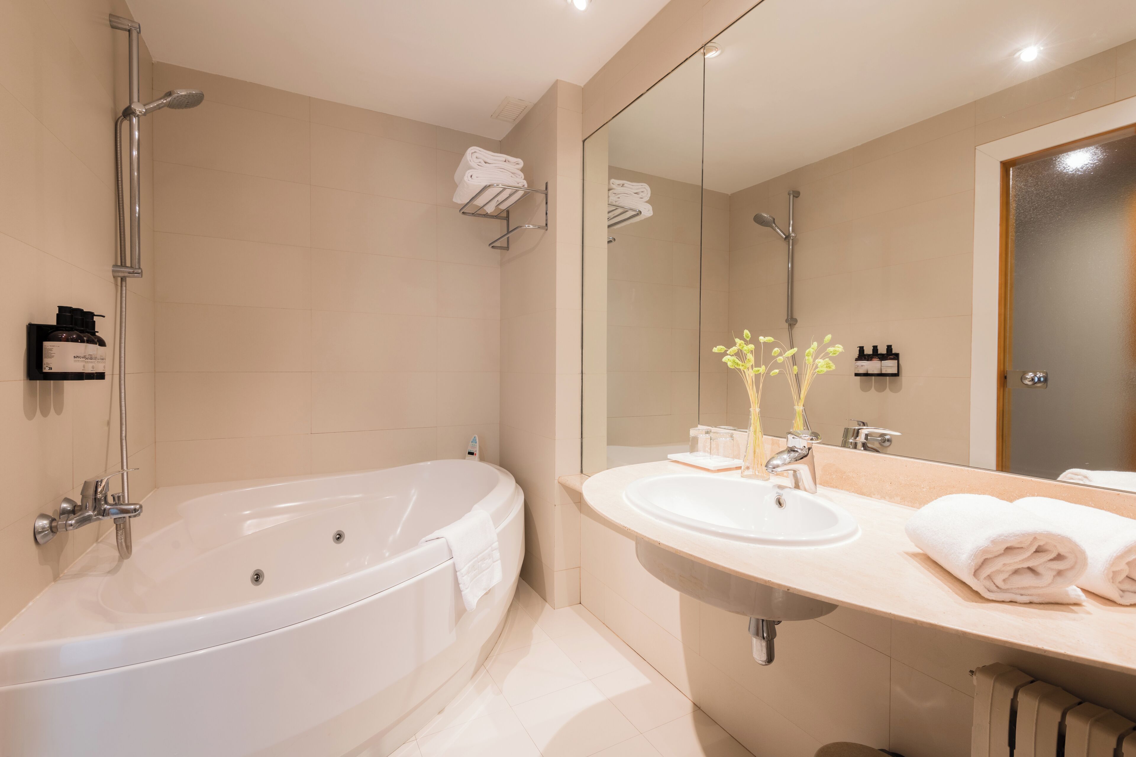 Junior suite | Badkamer | Een bad/douchecombinatie, milieuvriendelijke toiletartikelen