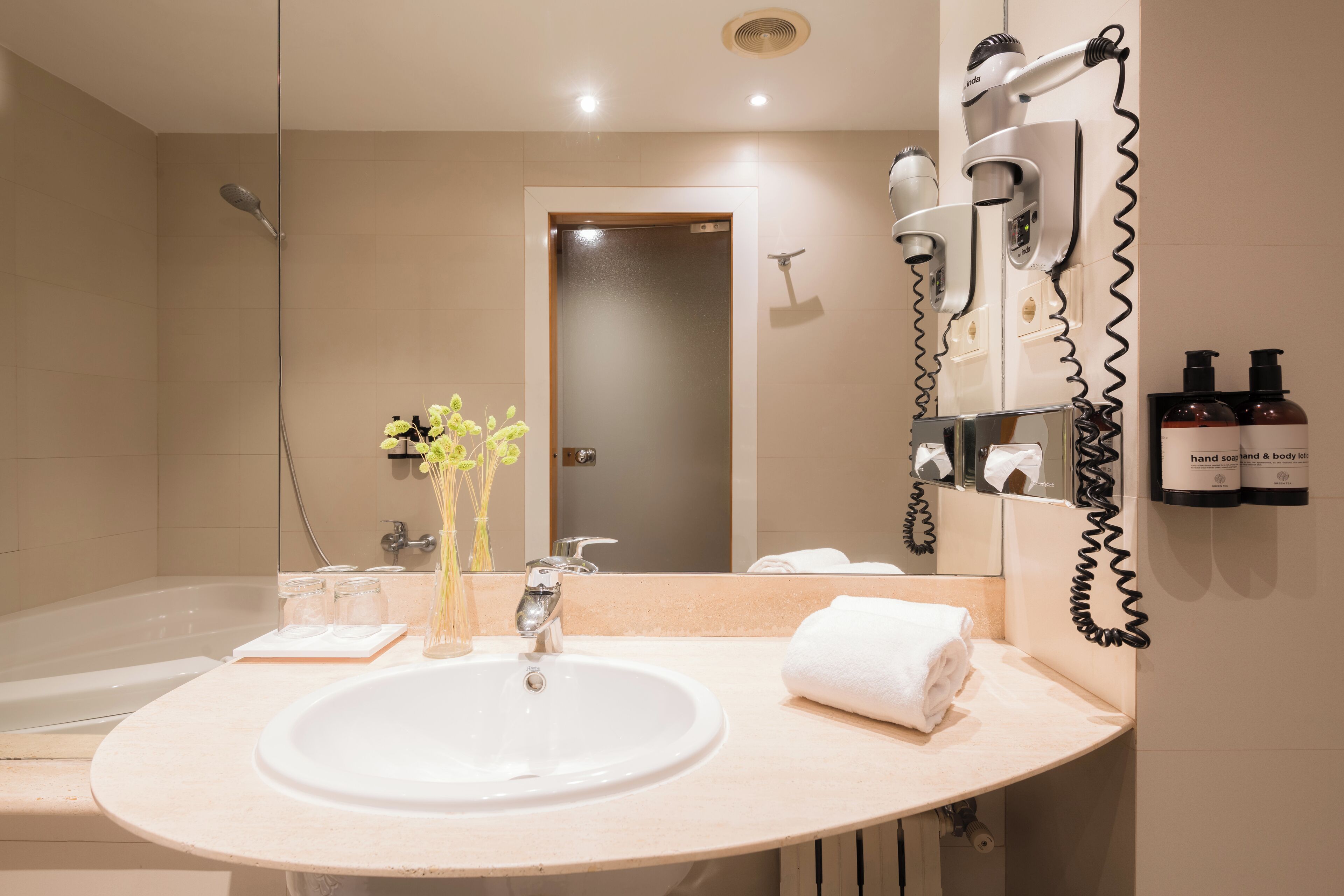 junior suite | bathroom | combined shower/bathtub, eco-friendly toiletries, hair dryer, towels