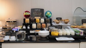 Un bufé con diversos alimentos y salsas.