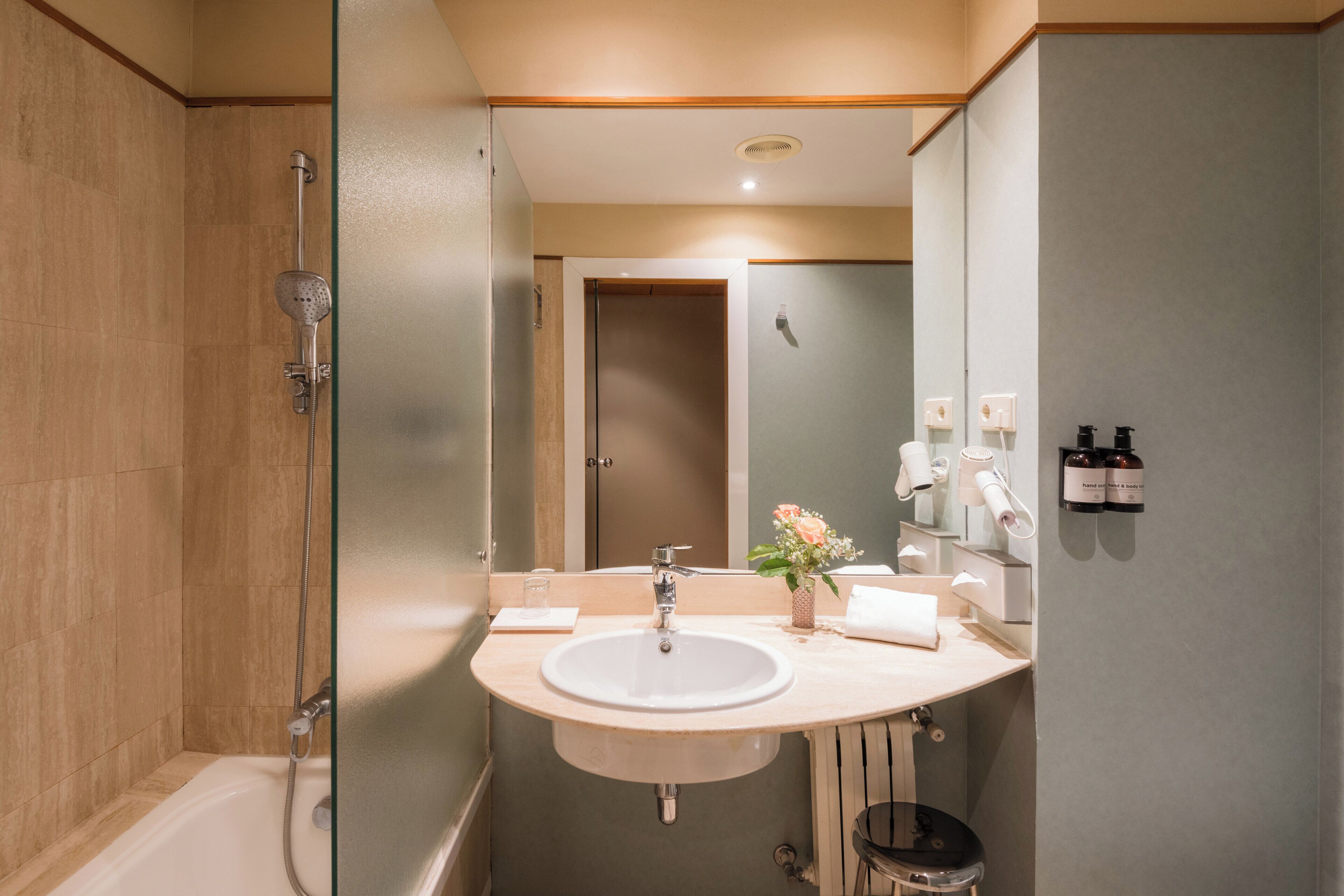 combined shower/bathtub, eco-friendly toiletries, hair dryer, towels