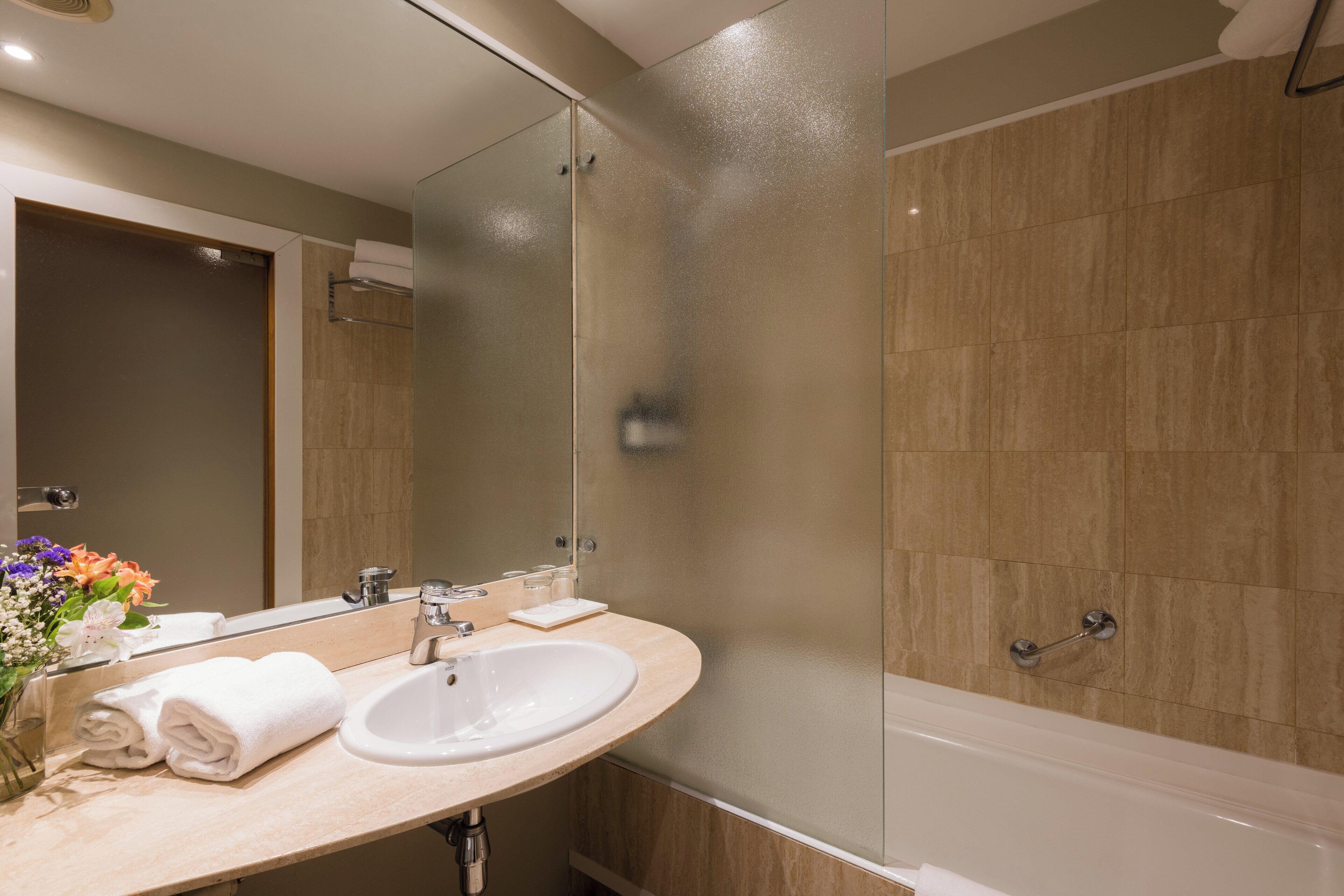 standard twin room | bathroom | combined shower/bathtub, eco-friendly toiletries, hair dryer, towels
